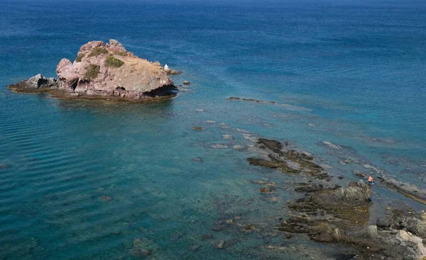 Seascape Com Pequena Ilha Rochosa Mar Akamas Penisnula Cyprus — Fotografia de Stock
