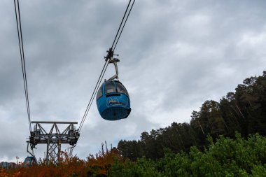 Alpe di siusi, İtalya, 18 Ekim 2019: Sonbaharda İtalya 'daki Alpe di siusi seiser Alm Valley tatil köyüne ulaşım için teleferik ve teleferik