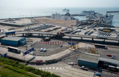 Dover, Birleşik Krallık, Haziran 09 2023: Dover limanında kamyonlar ve feribotlar. Dover limanı Avrupa 'yı Birleşik Krallık' a bağlar ve yolcu, araç ve kargoyla ilgilenir.