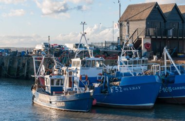 Whitstable, Birleşik Krallık, 13 Ocak 2015: Kent İngiltere 'de Whitstable limanında demirlemiş balıkçı tekneleri