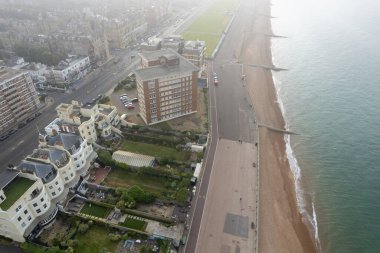 Brighton City 'nin insansız hava aracı manzarası ve Sussex Birleşik Krallık' ın kıyıları. Şehir manzarasının üst görünümü.