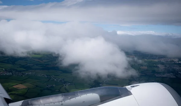 비행중인 비행기 여행하는 사람들 공중에서 비행기 창문이야 — 스톡 사진