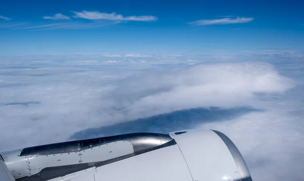 Samolot Locie Ludzie Podróżują Widok Okna Samolotu Błękitne Niebo Nad — Zdjęcie stockowe