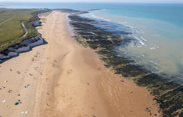 Drone 'un kumlu sahili görüntüsü. Botany Bay Broadstairs Atlantik Okyanusu Kent Birleşik Krallık. İnsanlar sahilde güneşleniyor ve dinleniyorlar.