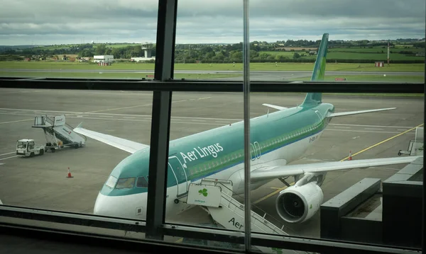 コーク アイルランド 2021年9月10日 コーク空港ターミナル 出発滑走路上の空気のニンジウス飛行機 ストック画像