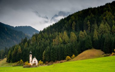 Ranui Rünleri Güney Tyrol İtalya 'da Saint John, Ranui, Chiesetta di San Giovanni' nin küçük ve güzel kilisesi yeşil çayır, orman ve Dolomite dağlarıyla çevrilidir.