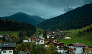 Geceleri İtalya 'da dolomit kayalık dağları olan Val di Funes' un resimli köyü.