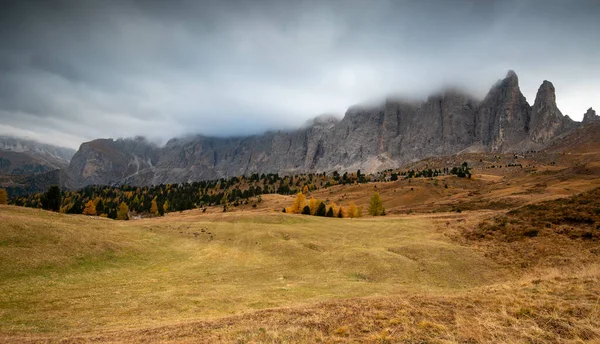 Гірський Пейзаж Доломітів Вкритий Туманом Італійських Альп Восени Природні Пейзажі — стокове фото