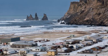 İzlanda 'daki Vik I Myrdal köyü baharda karla kaplı..