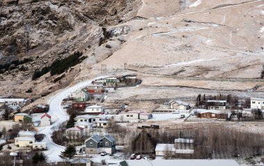 İzlanda 'daki Vik I Myrdal köyü baharda karla kaplı..