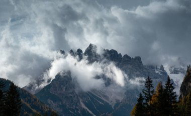 Bulutlu sisli gökyüzü dağ zirveleri sabah sisle kaplanır. Dolomite Dağları, İtalyan Alpleri
