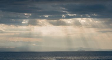 Deniz manzaralı dramatik fırtına bulutları. Strom ufukta göründü. Okyanusta yağmurlu bir kış günü.