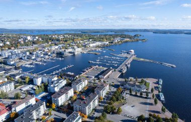 İnsansız hava aracı Kuopio şehri ve marina. Doğu Finlandiya Avrupa