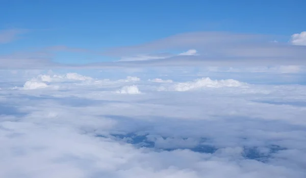 雲の上から 青い空の積雲 上からの地球 — ストック写真