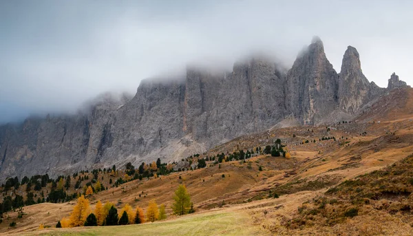 Гірський Пейзаж Доломітів Вкритий Туманом Італійських Альп Восени Природні Пейзажі — стокове фото