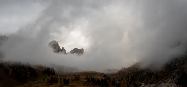 Foggy Paysage Montagne Lever Soleil Dans Vallée Automne Passo Gardena — Photo