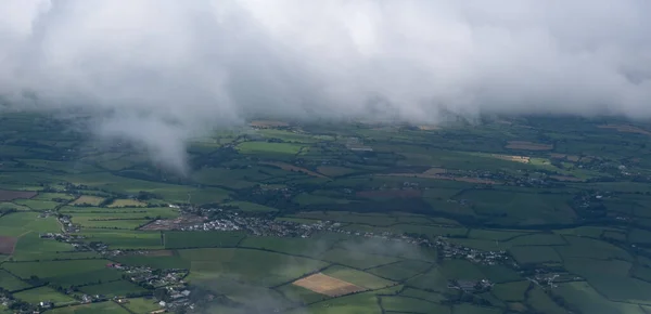 飛行機の窓からの風景コルク郡 上からアイルランドの緑地 イリッシュファームランズ — ストック写真