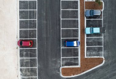 Aracın otoparkının insansız hava aracı görüntüsü. Sokak parkında arka arkaya park etmiş araçlar..