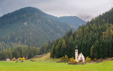 Ranui Rünleri 'nde Saint John, Ranui, Chiesetta di San Giovanni Kilisesi yeşil çayır, orman ve Dolomite dağlarıyla çevrili Güney Tyrol İtalya