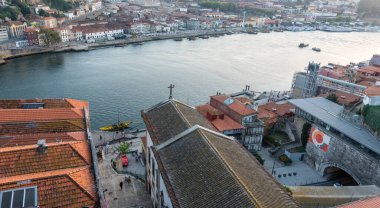 Porto 'nun eski kasabasının göz kamaştırıcı manzarası, güneşli bir günde kırmızı ve turuncu kiremitli çatılar eski evler. Portekiz Avrupa