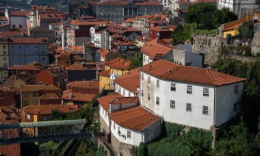 Porto 'nun eski kasabasının göz kamaştırıcı manzarası, güneşli bir günde kırmızı ve turuncu kiremitli çatılar eski evler. Portekiz Avrupa