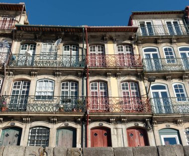 Portekiz 'in eski Porto kenti Rebiera' daki Porto renkli evlerin çarpıcı manzarası.