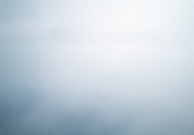 Beyaz parlak ışık arka planı bulanık. Doğa patlaması.