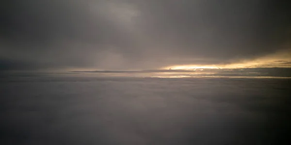 Fényes Napsugarak Ragyognak Sötét Felhős Felett Naplemente Repülőgép Repülés Közben — Stock Fotó