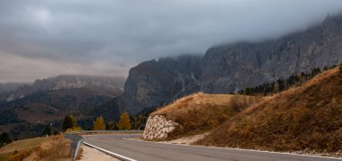 Dağlarda kıvrımlı, boş bir yol olan sonbahar manzarası. İtalyan Dolomit Alpleri İtalya 'yı Güney Avrupa' ya çevirdi