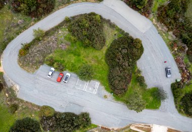 Aracın otoparkının insansız hava aracı görüntüsü. Sokak parkında arka arkaya park etmiş araçlar..