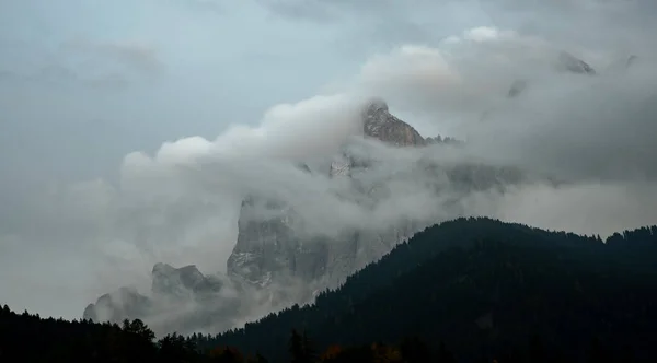 Ciel Brouillard Nuageux Sommets Montagneux Couverts Brouillard Matin Dolomite Montagnes — Photo