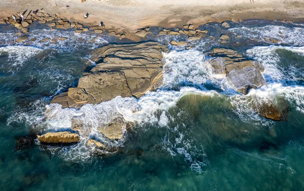 ドローン 海の波とロッキー海岸の航空観測 風の強い波が岩に衝突する 自然の力 アキリタリ リマソール キプロス — ストック写真