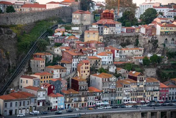 Porto, Portekiz, 25 Ekim 2018: Portekiz 'in Porto kenti Rebiera' daki Porto 'nun eski renkli evlerinin çarpıcı manzarası