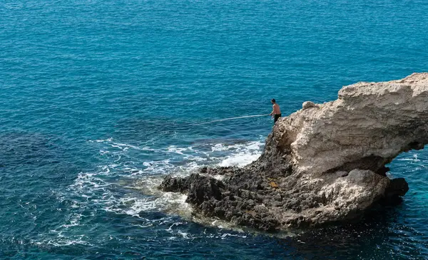 在海里钓鱼的身份不明的人 健康轻松的生活方式 Ayia Napa塞浦路斯 — 图库照片