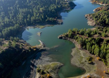 Ormandaki bir barajın hava aracı görüntüsü. Dağlarda su deposu. Audimou baraj birlikleri