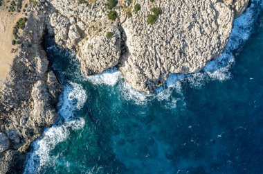 Şeffaf turkuaz suyu olan kayalık deniz kıyısının insansız hava aracı. Deniz manzarası, Cape Greco, Kıbrıs