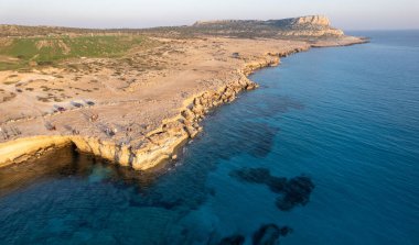 Cape Greko ya da Cape Greco deniz mağaraları Ayia Napa Kıbrıs manzarası. Meşhur seyahat yeri, Rocky kıyı şeridi..