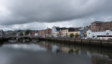 Cork, İrlanda, 9 Eylül 2021: Cork City River Lee ve Saint Particks Köprüsü 'nün şehir manzarası. İrlanda Avrupa.