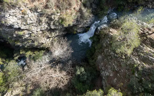 Drone Aérea Cascada Que Fluye Acantilado Rocoso Desfiladero Río Que — Foto de Stock
