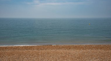 Çakıl taşlı sahil kıyısı sakin okyanus. Doğa geçmişi. Brighton kıyıları Birleşik Krallık