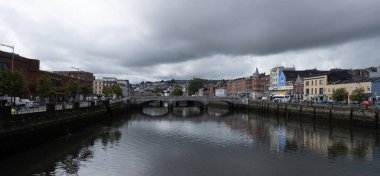 Cork, İrlanda, 9 Eylül 2021: Cork City River Lee ve Saint Particks Köprüsü 'nün şehir manzarası. İrlanda Avrupa.