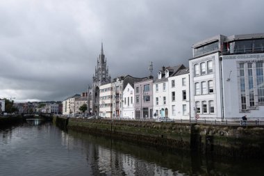 Cork, İrlanda, 9 Eylül 2021: İrlanda Avrupa 'da şehir ve nehir manzarası