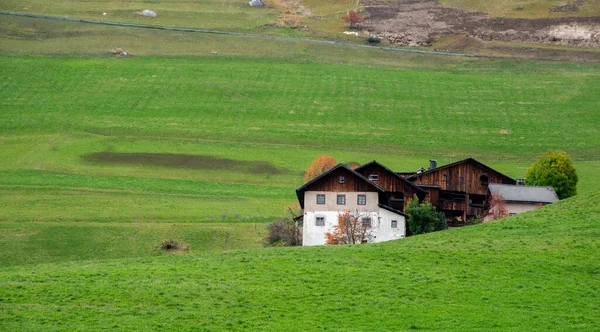 Tradycyjne Drewniane Domy Górskie Domki Zielonym Polu Dolomitach Mieszkanie Costadedoi — Zdjęcie stockowe