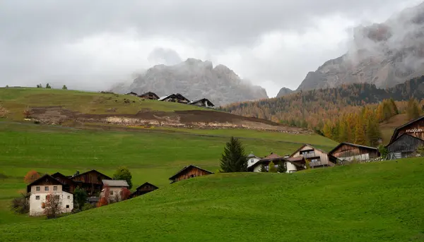 Traditionella Trästugor Fjällhus Det Gröna Fältet Dolomiterna Boende Costadedoi Italienska — Stockfoto