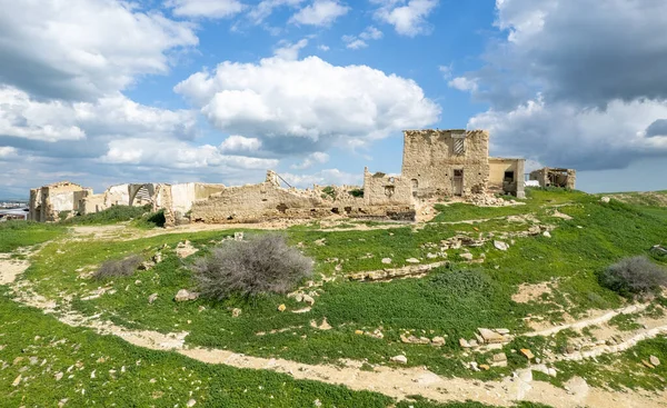 Terk edilmiş bir köyün insansız hava görüntüsü. Terk edilmiş eski şehrin kalıntıları. Petrofani, Athiainu Kıbrıs