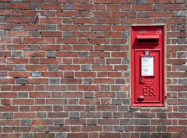Kent Birleşik Krallık Haziran 2023 Duvardaki Kırmızı Geleneksel Ngiliz Posta — Stok fotoğraf