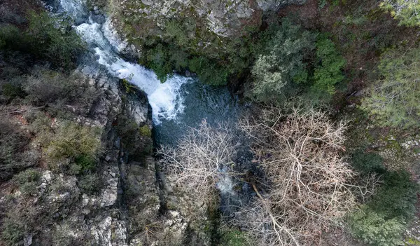 Vadideki kayalık bir uçurumdan çağlayan şelale antenleri. Sonbaharda akan nehir. Doğa Machairas Troodos Kıbrıs