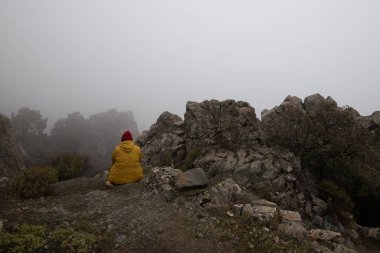 Dağlarda tanınmayan bir kadın doğanın tadını çıkarıyor. İnsanlar dışarıda aktifler. Dağlarda kış.