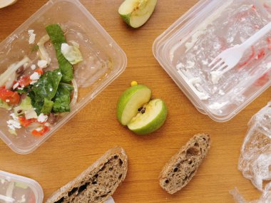 Masada yemek artıkları var. Fast food. Geri dönüşüm için plastik kutular .
