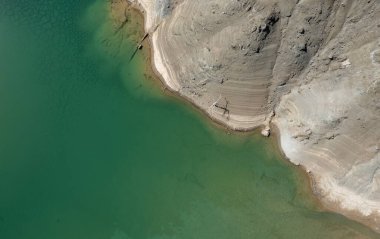 Terk edilmiş bir bakır madeninin zehirli gölünün insansız hava manzarası. Çevre kirliliği kavramı. Kıbrıs Troodos